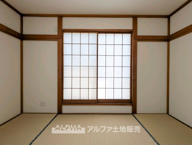 東大和市奈良橋5丁目 中古戸建の和室|【Japanese Room】
◆畳でくつろぐ空間◆2階和室は畳表替えを実施予定。寝室としてはもちろん、家族のくつろぎや来客時など、多目的に使える一室です。