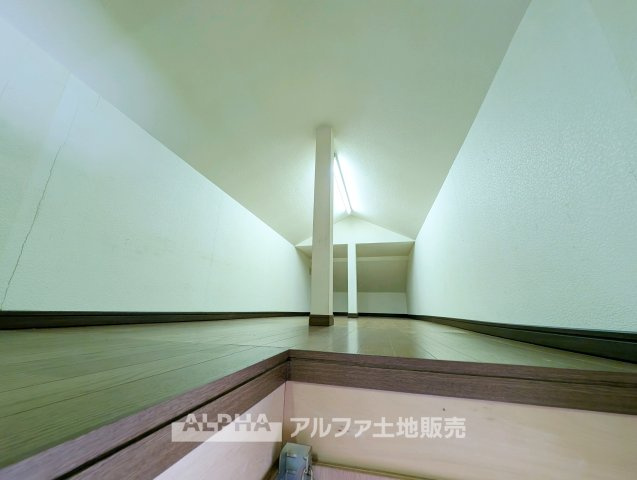 東大和市奈良橋5丁目 中古戸建の収納|【Attic Storage】
◆収納力をプラス◆屋根裏収納は、季節家電や衣類、普段使わない荷物の保管に便利。居室に物を置きすぎず、生活空間をすっきり保つのに役立ちます。