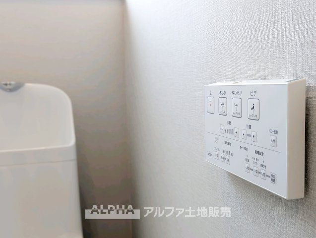 東大和市奈良橋5丁目 中古戸建のトイレ|【Toilet】
◆毎日使う水回り◆家族が日々利用するトイレスペース。清掃や整理をしやすく保つことで、気持ちよく使える空間づくりができます。