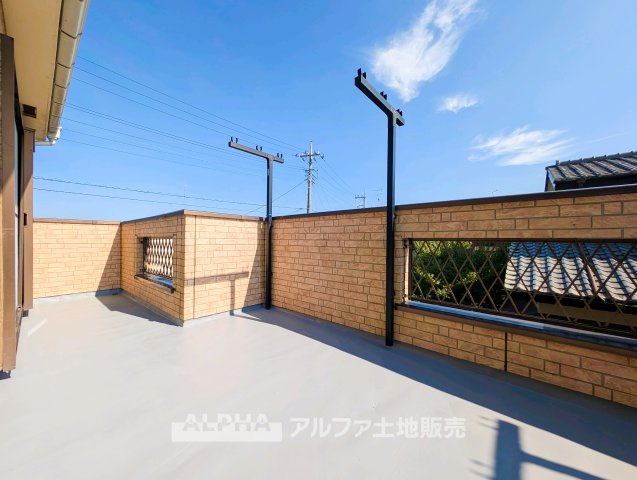 東大和市奈良橋5丁目 中古戸建のバルコニー|【Balcony】
◆暮らしに役立つ屋外空間◆洗濯物を干したり、外の空気を感じたりと、日々の暮らしを支えるスペースとして活用できます。
