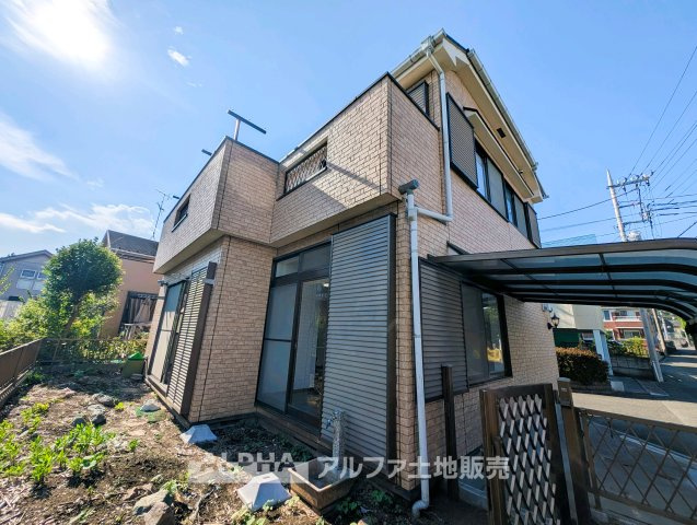 東大和市奈良橋5丁目 中古戸建の外観|【Exterior】
◆落ち着いた住宅街に佇む戸建◆第一種低層住居専用地域に位置し、周囲の住宅街になじむ穏やかな佇まい。戸建ならではの暮らしを始められます。
