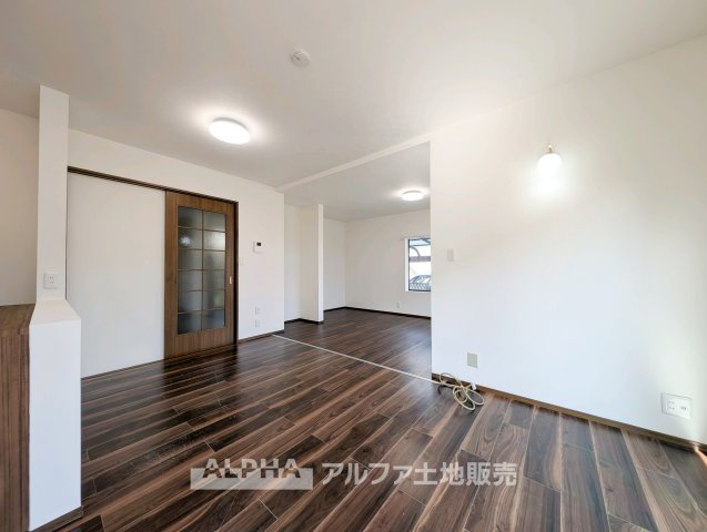 東大和市奈良橋5丁目 中古戸建の居間・リビング|【Relax Time】
◆休日も心地よく◆テレビや映画を楽しんだり、読書をしたり。家族それぞれの過ごし方に寄り添うリビング空間です。
