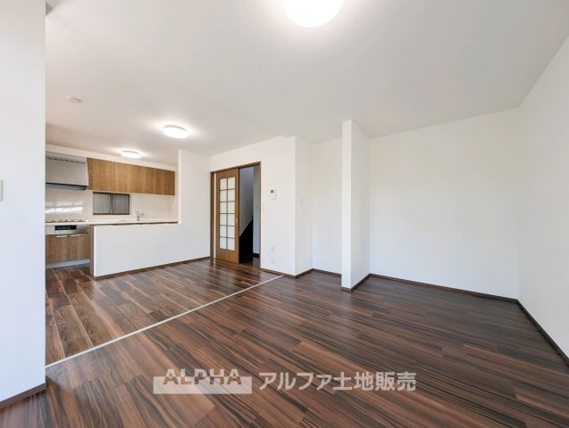 東大和市奈良橋5丁目 中古戸建の居間・リビング|【Family Time】
◆団らんを楽しむ◆ダイニングでの食事から食後のくつろぎまで、家族の日常の中心となるリビング。毎日のコミュニケーションを育みます。