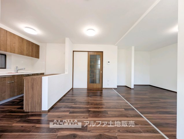 東大和市奈良橋5丁目 中古戸建の居間・リビング|【Living Room】
◆家族が集まる場所◆食事を囲んだり、ソファでくつろいだり。家族それぞれが思い思いの時間を過ごしながら、自然と顔を合わせられる空間です。
