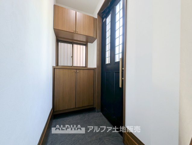 東大和市奈良橋5丁目 中古戸建の玄関|【Entrance】
◆住まいの入口をすっきり◆靴や外出用品を整理しておけば、毎日の出入りもスムーズ。家族や来客を気持ちよく迎えられる玄関空間です。
