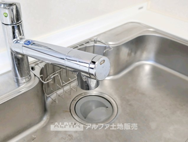 東大和市奈良橋5丁目 中古戸建のキッチン|【Water Purifier】
◆毎日の飲み水を手軽に◆浄水器があれば、飲料水はもちろん料理にもきれいな水を使えて便利。水を用意する手間を減らし、日々の家事にも役立ちます。