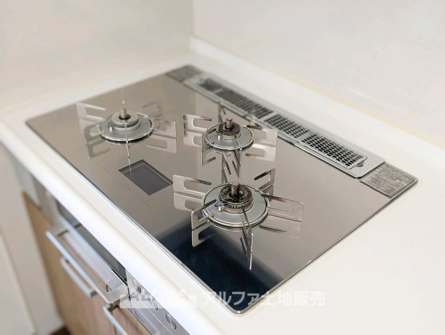 東大和市奈良橋5丁目 中古戸建のキッチン|【Gas Stove】
◆火加減を調整しやすい◆都市ガスを利用できる住まい。炒め物や煮込み料理など、毎日のさまざまなメニューづくりに活躍します。
