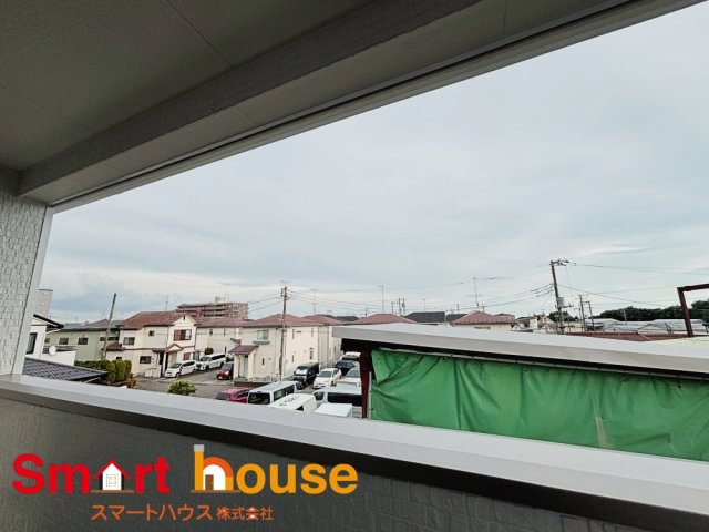 厚木市下川入の展望|開放的なバルコニーは見晴らしもよく、太陽の温かな温もりをめいっぱい受け止めてくれます。太陽の光と爽やかな風を受けたお洗濯物はあっという間に乾き、取りこむ時には太陽の匂いを感じられそうですね。