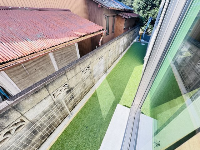 市川市国分３丁目新築戸建の庭|南側隣地境界スペース
