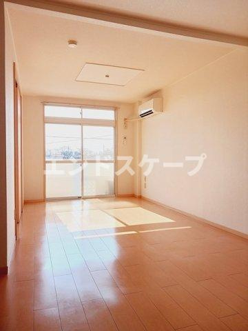 メゾンファミールの居間・リビング|高崎、前橋のお部屋探しはエンドスケープまで！お客様の理想お聞かせ下さい♪