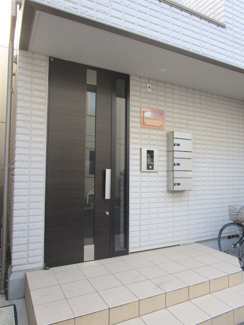 ブリスタのエントランス|オートロック付きのエントランス