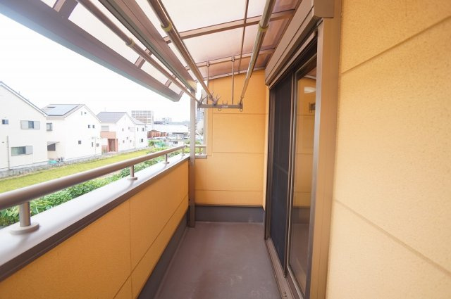 【バルコニー】 | 八尾市旭ヶ丘2丁目 | 南側のバルコニー☆現況、前面は畑で建物がありません♪雨除けテラス屋根付きです☆