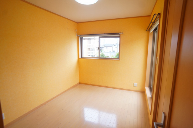 【寝室】 | 八尾市旭ヶ丘2丁目 | 【2階：北側洋室6帖】独立したお部屋☆東側のバルコニーに面しています☆