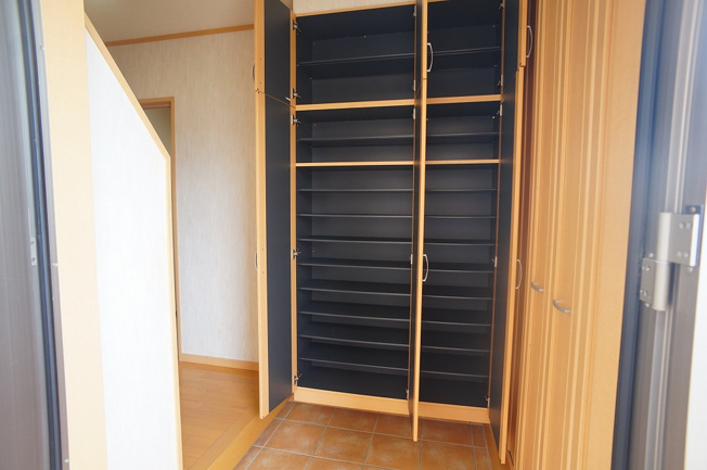 【収納】 | 八尾市旭ヶ丘2丁目 | 玄関収納たっぷり！シューズボックスの一部にミラー付きです☆