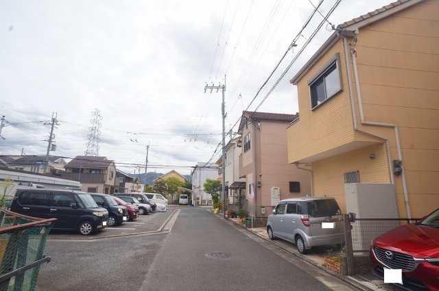 【前面道路含む現地写真】 | 八尾市旭ヶ丘2丁目 | 【前面道路：幅員約4.7ｍ☆】近隣にお買い物施設多数あります♪
