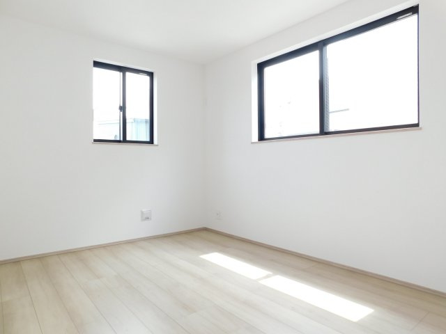 名古屋市瑞穂区船原町１丁目の新築一戸建の洋室|◇２階洋室◇　　南面で明るい洋室５．５帖　全居室収納完備！