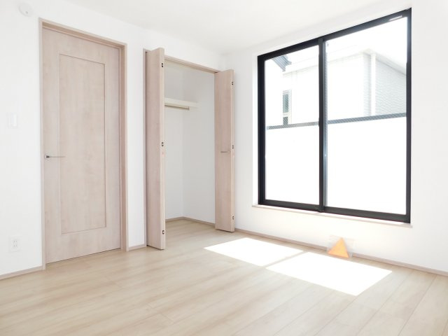 名古屋市瑞穂区船原町１丁目の新築一戸建の洋室|◇２階洋室◇　　南面で明るい洋室６．１２帖　全居室収納完備！　バルコニー付き♪