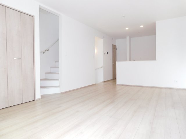 名古屋市瑞穂区船原町１丁目の新築一戸建の居間・リビング|◇リビング◇　　明るいリビング１５．６２帖　家族のコミュニケーションの機会が増えるリビング階段♪