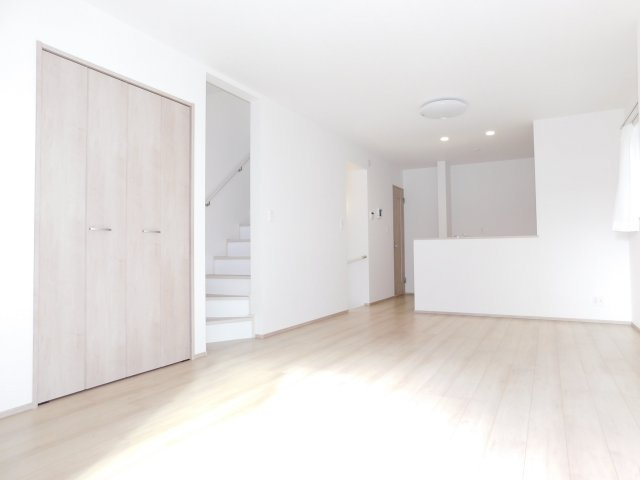 名古屋市瑞穂区船原町１丁目の新築一戸建の居間・リビング|◇リビング◇　　明るいリビング１５．６２帖　家族のコミュニケーションの機会が増えるリビング階段♪