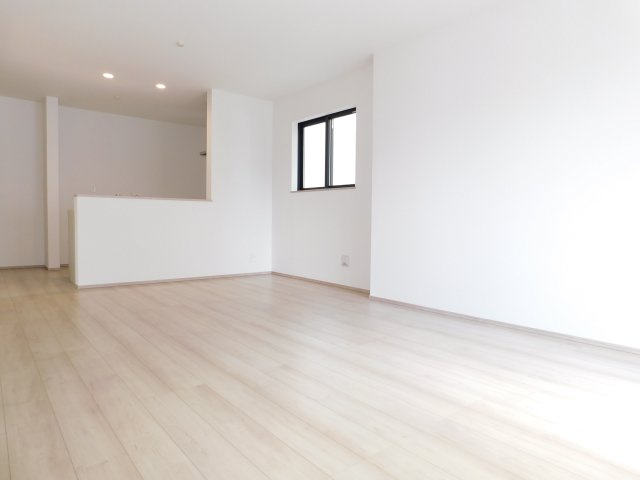 名古屋市瑞穂区船原町１丁目の新築一戸建の居間・リビング|◇リビング◇　　明るいリビング１５．６２帖　外からの視線が気になりにくい２階リビング♪