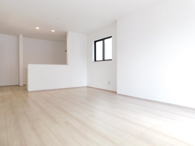 名古屋市瑞穂区船原町１丁目の新築一戸建の居間・リビング|◇リビング◇　　明るいリビング１５．６２帖　外からの視線が気になりにくい２階リビング♪