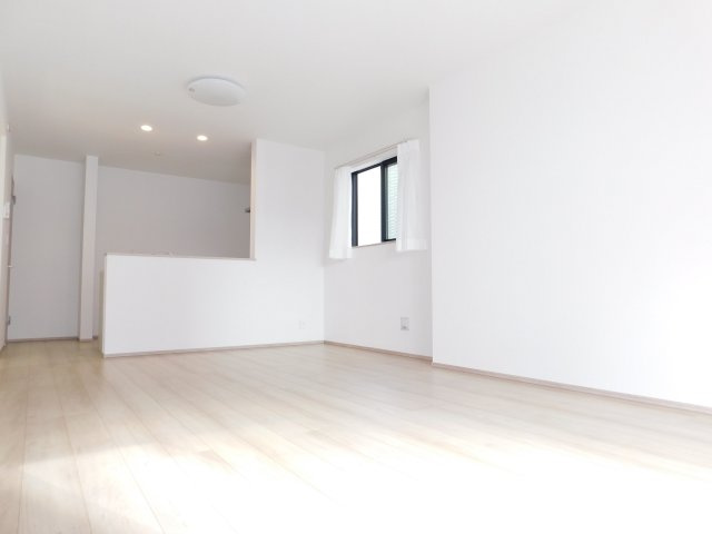 名古屋市瑞穂区船原町１丁目の新築一戸建の居間・リビング|◇リビング◇　　明るいリビング１５．６２帖　外からの視線が気になりにくい２階リビング♪