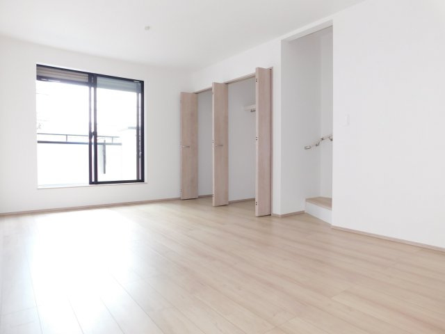 名古屋市瑞穂区船原町１丁目の新築一戸建の居間・リビング|◇リビング◇　　明るいリビング１５．６２帖　収納２ヶ所完備！