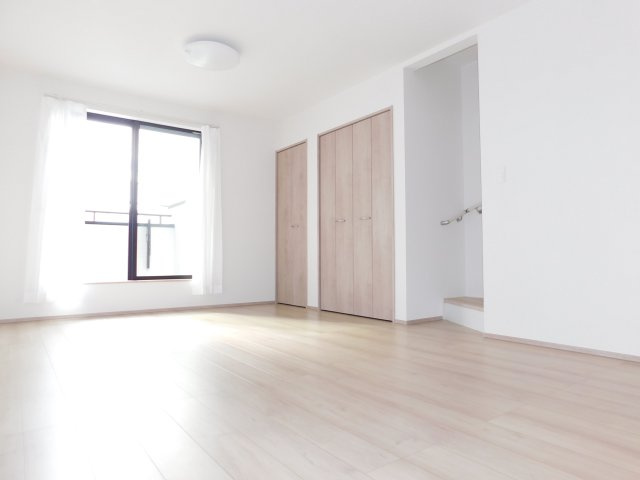 名古屋市瑞穂区船原町１丁目の新築一戸建の居間・リビング|◇リビング◇　　明るいリビング１５．６２帖　収納２ヶ所完備！