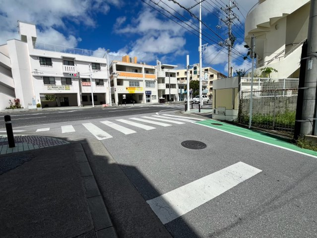 南風原町字兼城新築戸建て B号棟（全2棟）の前面道路含む現地写真