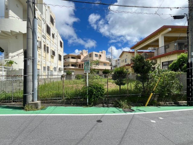 南風原町字兼城新築戸建て B号棟（全2棟）の前面道路含む現地写真