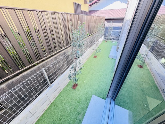 市川市国分３丁目新築戸建の庭|南側隣地境界スペース
