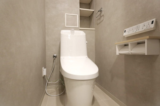 温水洗浄便座付トイレは温水洗浄機能により、暖かい水でおしりを洗浄することができ、冷たい水を使う従来の便座に比べ、温水洗浄機能で暖かいトイレを提供し、快適な使用を可能にします。