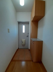収納もある玄関です