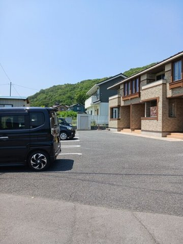 駐車場があるので、車を買う予定の方も安心です