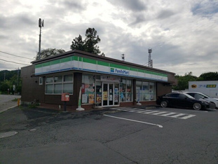 ファミリーマートまで558m
