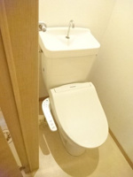 落ち着いた色調のトイレです
