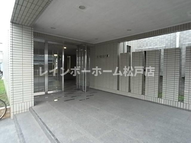エクセラン三郷のエントランス|清潔なエントランスです