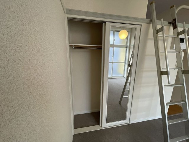 明るい色調の室内です