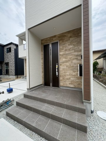 垂水区美山台３丁目　新築戸建て　1号棟の玄関|落ち着いた玄関です