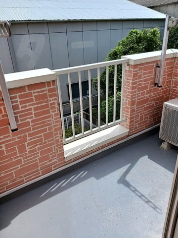 暖かな日差しのふりそそぐバルコニー