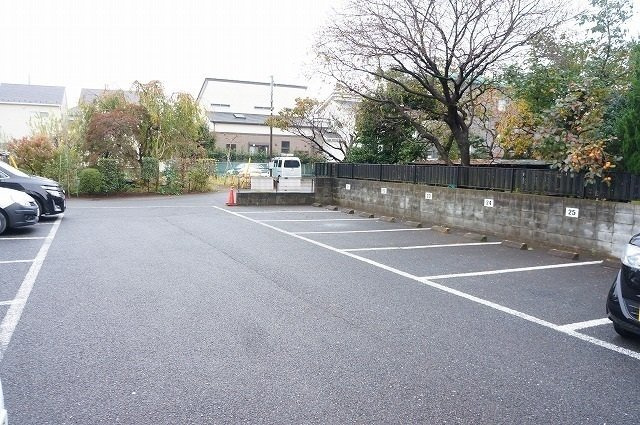 駐車場があるので、車を買う予定の方も安心です