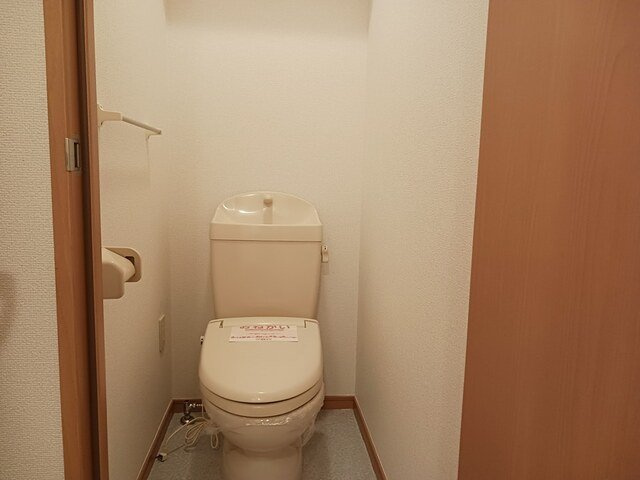 落ち着いた色調のトイレです