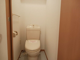 落ち着いた色調のトイレです