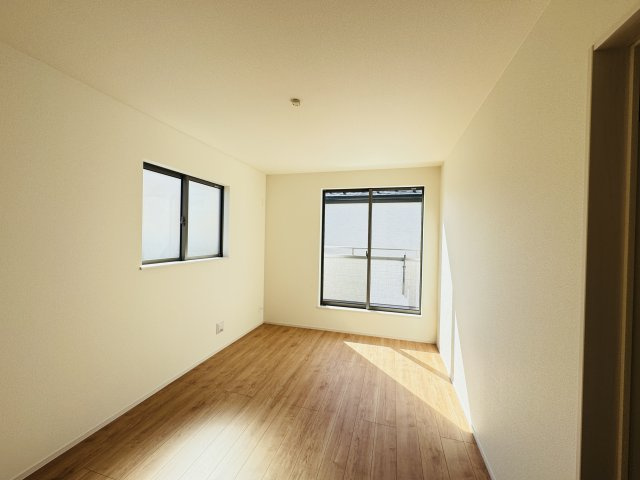 市川市国分３丁目新築戸建の寝室|7.5帖寝室・南側バルコニー前の明るいお部屋です♪