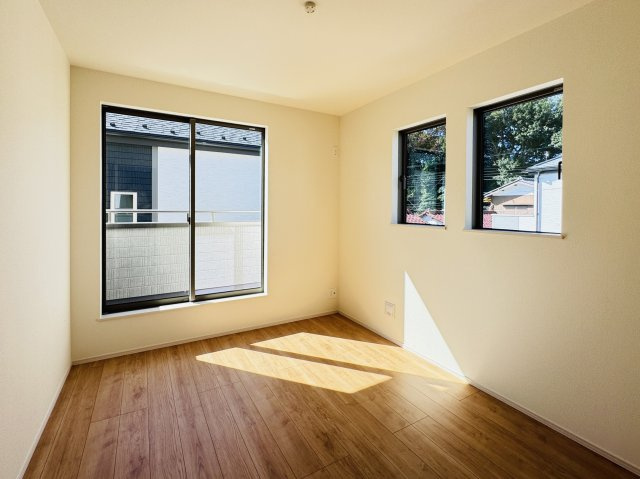 市川市国分３丁目新築戸建の子供部屋|5.25帖洋室・南側バルコニー前の明るいお部屋です♪