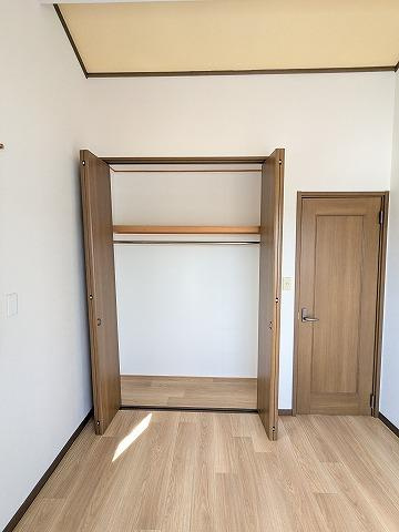 幾野3丁目　中古一戸建ての収納|洋室のクローゼット
■物件内覧・資金計画相談・住宅ローン相談、リフォーム相談、お問合せ受付中■
※当日・翌日のご内覧、ご相談はお電話でのお問合せがスムーズです！