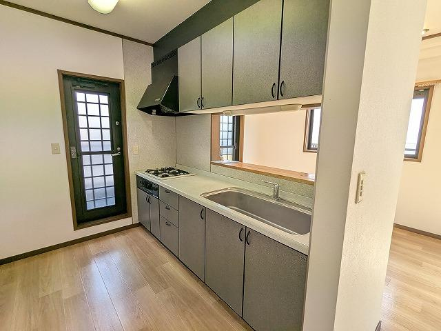 幾野3丁目　中古一戸建てのキッチン|対面キッチン
■物件内覧・資金計画相談・住宅ローン相談、リフォーム相談、お問合せ受付中■
※当日・翌日のご内覧、ご相談はお電話でのお問合せがスムーズです！