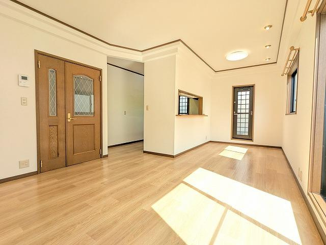 幾野3丁目　中古一戸建ての居間・リビング|LDK16.0帖
■物件内覧・資金計画相談・住宅ローン相談、リフォーム相談、お問合せ受付中■
※当日・翌日のご内覧、ご相談はお電話でのお問合せがスムーズです！