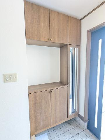 幾野3丁目　中古一戸建ての玄関|シューズボックス
■物件内覧・資金計画相談・住宅ローン相談、リフォーム相談、お問合せ受付中■
※当日・翌日のご内覧、ご相談はお電話でのお問合せがスムーズです！