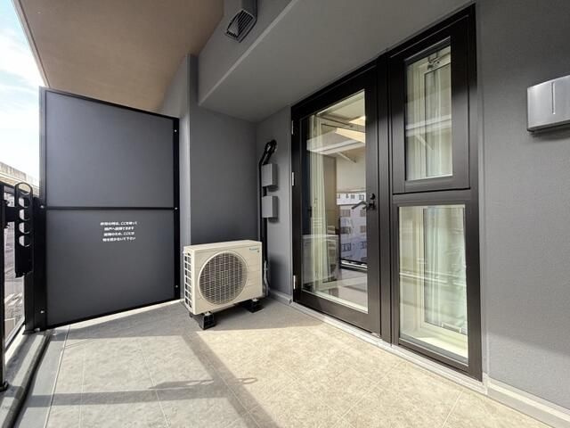 ＯＮＥ　ＲＯＯＦ　ＲＥＳＩＤＥＮＣＥ　ＮＩＳＨＩＮＩＰＰＯＲＩのバルコニー